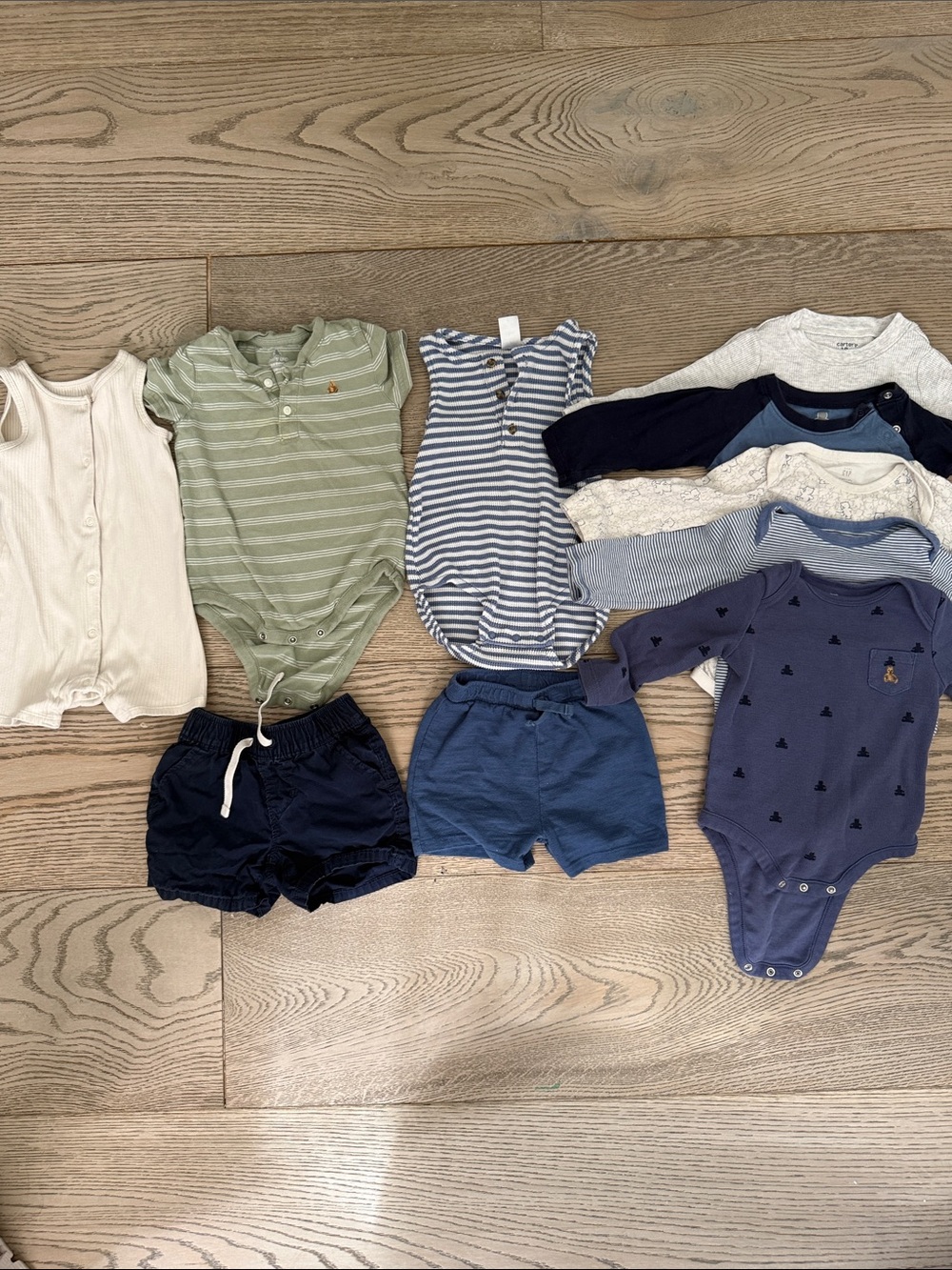 Bundle Set Gap, Carter’s, Little & Co.Bodysuits & Shorts 18-24 months